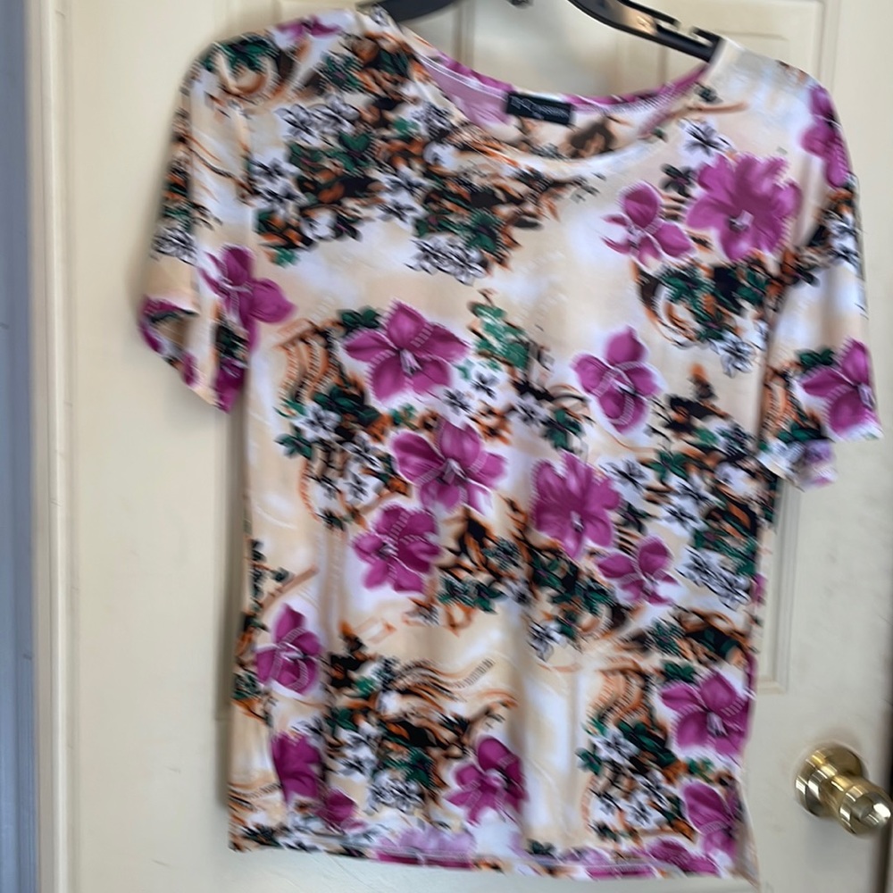 T-C Fashion Floral Blouse Size M Short Sleeves